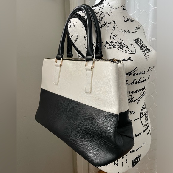 Black and white JustFab Purse - Picture 2 of 6